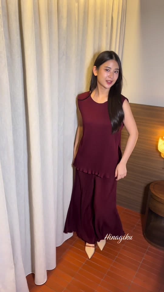 Pleated two-piece in plum